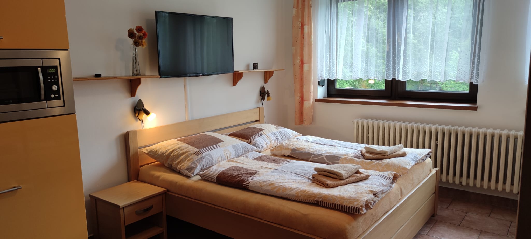 Pohled do studia 3 - Kuchyňský kout + Postel