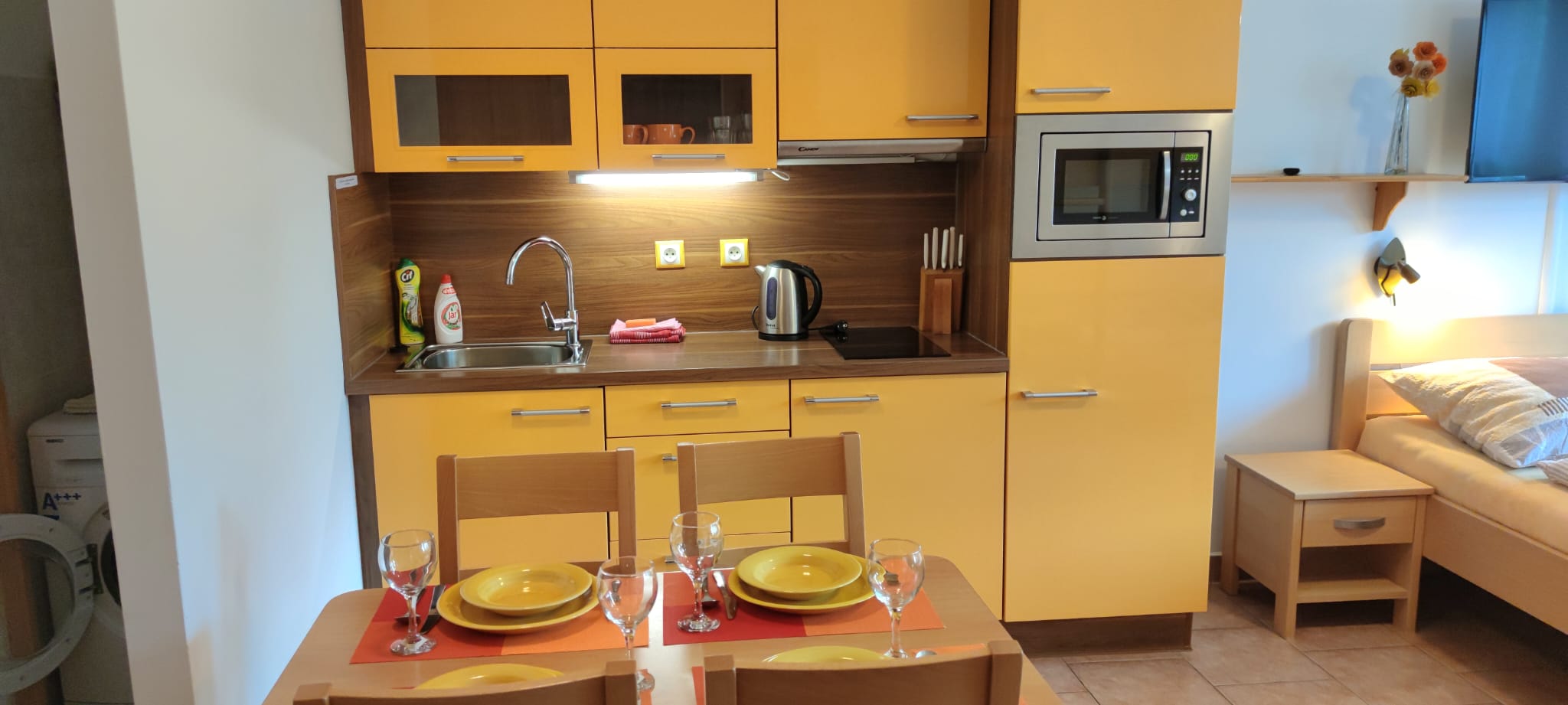 Pohled do studia 3 - Kuchyňský kout + Postel