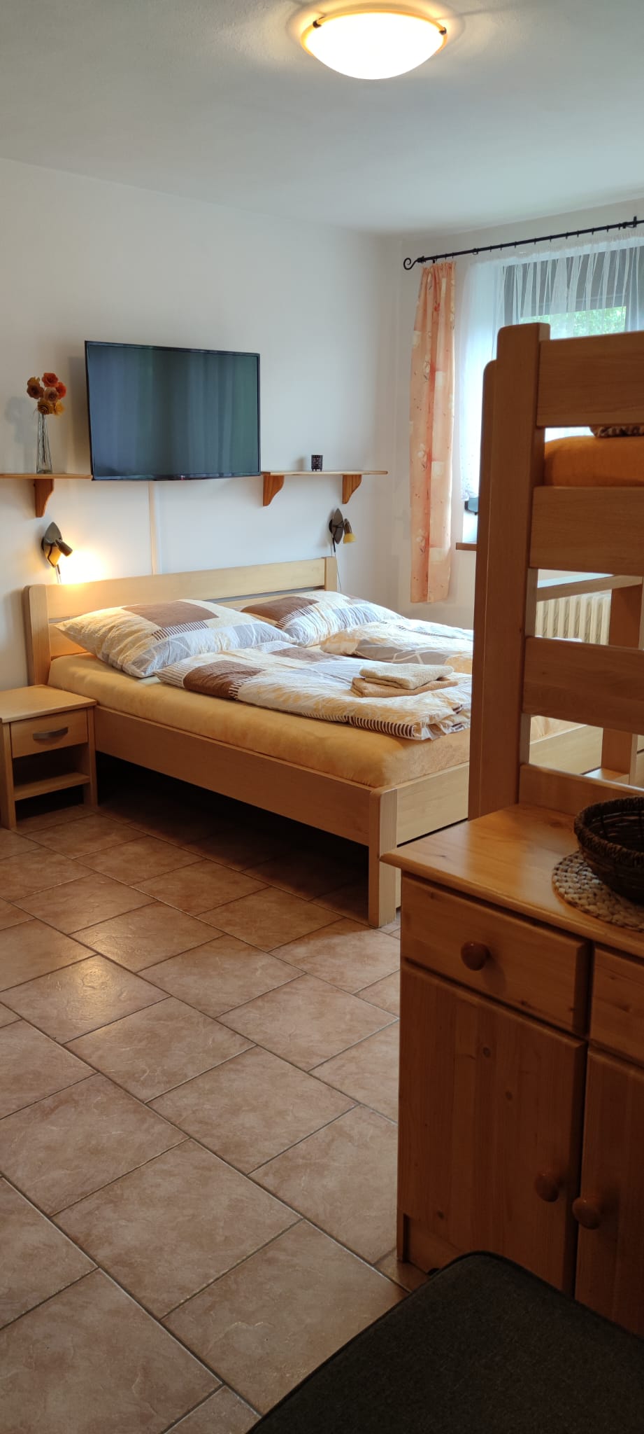 Pohled do studia 3 - Kuchyňský kout + Postel